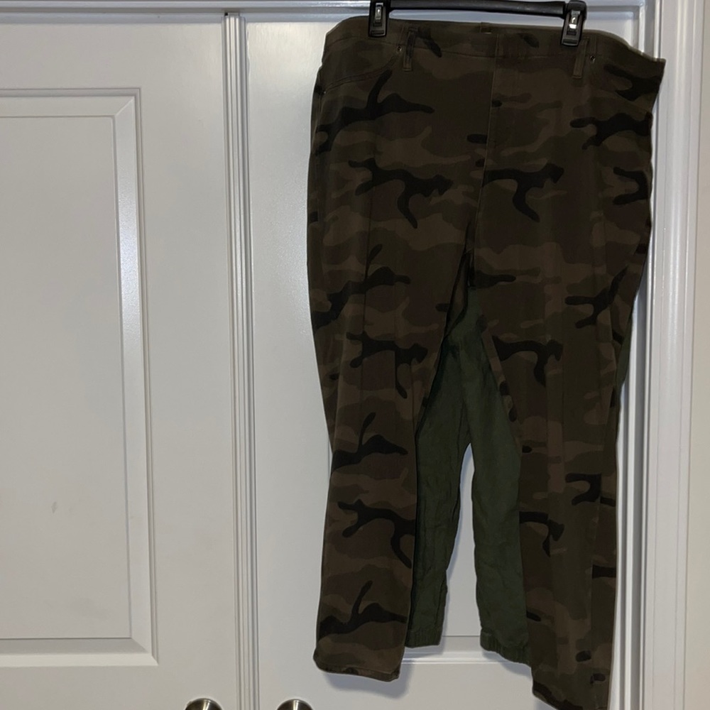 Womens 2pairs of pants 2x stretchy leggings camouflage and drawstring pants EUC